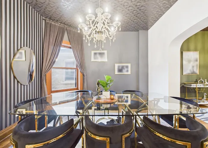Wrigleyville Art Deco Executive Duplex Garage Apartment