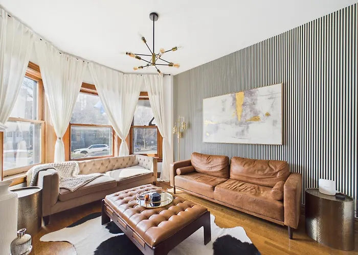 Wrigleyville Art Deco Executive Duplex Garage Apartment *