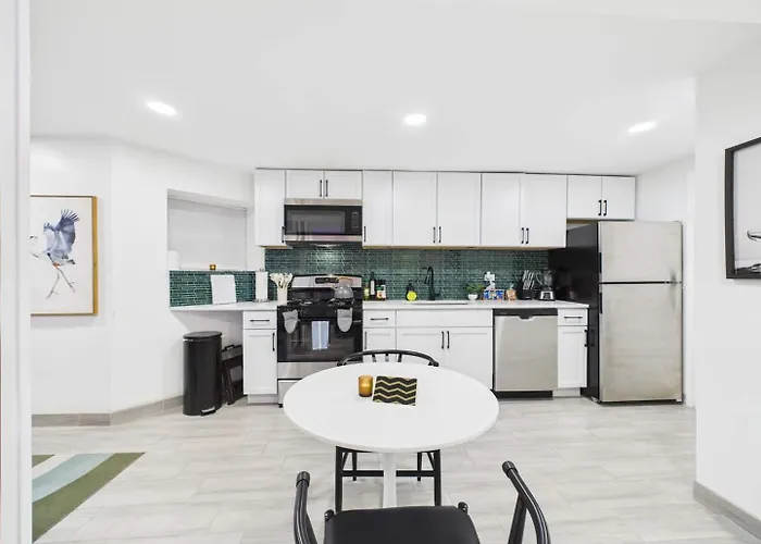 Wrigleyville Art Deco Executive Duplex Garage Apartment Chicago