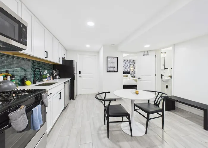 Wrigleyville Art Deco Executive Duplex Garage *