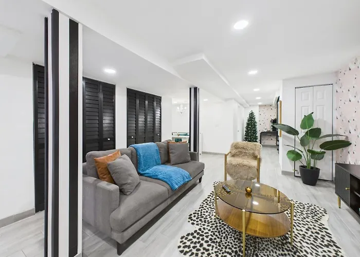 Wrigleyville Art Deco Executive Duplex Garage Apartment