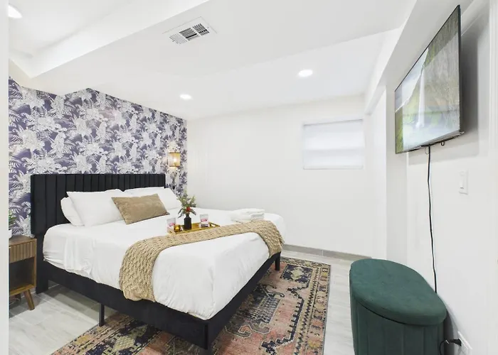 Wrigleyville Art Deco Executive Duplex Garage Apartment *