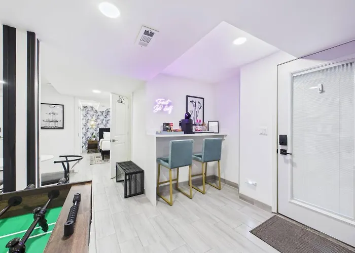 Wrigleyville Art Deco Executive Duplex Garage *