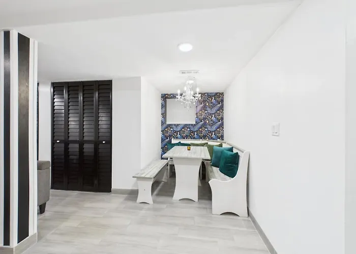 Wrigleyville Art Deco Executive Duplex Garage *